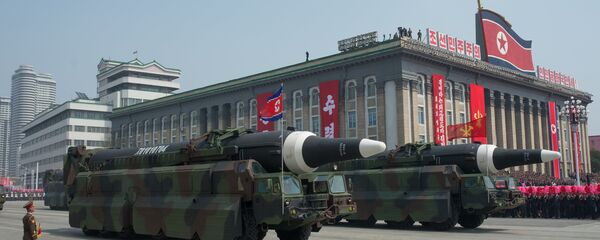 Пусковые установки баллистических ракет средней дальности Nodong Корейской народной армии во время парада, приуроченного к 105-й годовщине со дня рождения основателя северокорейского государства Ким Ир Сена, в Пхеньяне - Sputnik Грузия