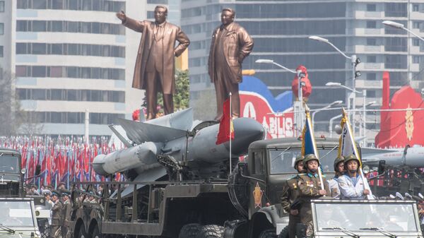 Зенитно-ракетный комплекс (ЗРК) С-200 Корейской народной армии во время парада, приуроченного к 105-й годовщине со дня рождения основателя северокорейского государства Ким Ир Сена, в Пхеньяне - Sputnik Грузия
