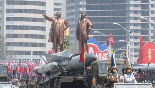 Зенитно-ракетный комплекс (ЗРК) С-200 Корейской народной армии во время парада, приуроченного к 105-й годовщине со дня рождения основателя северокорейского государства Ким Ир Сена, в Пхеньяне - Sputnik Грузия