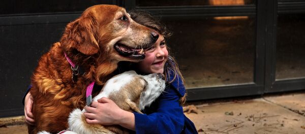 Ребенок обнимает собак - Sputnik Грузия