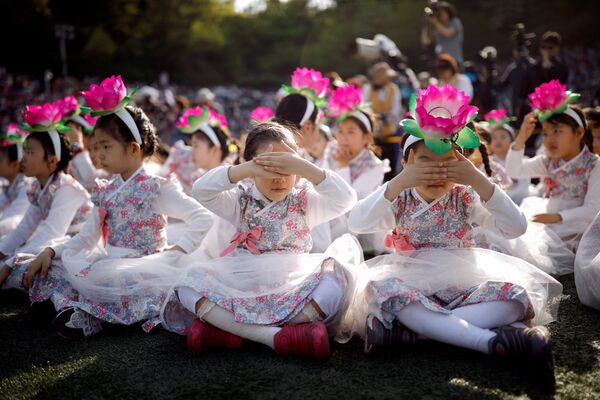 Дети, принимающие участие в праздничном шествии в Сеуле в честь дня рождения Будды, отдыхают перед началом Парада Лотосов - Sputnik Грузия