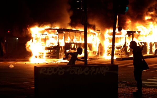 Автобусы, которые были сожжены во время столкновений в Бразилии между полицией и демонстрантами, протестующими против предложенной реформы системы социального обеспечения президентом страны Мишель Темер - Sputnik Грузия
