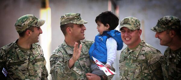 Грузинские военнослужащие во время празднования 26-й годовщины со дня создания грузинских ВС - Sputnik Грузия