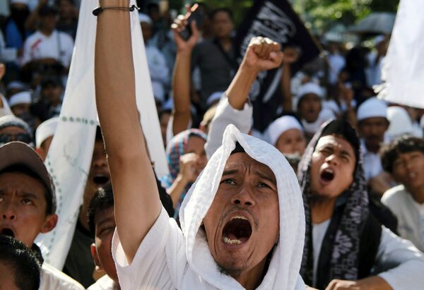 Индонезийские мусульмане выкрикивают лозунги во время акции протеста, призывающие к максимальному наказанию губернатора Джакарты Басук Чахая Пурнам, обвиняемого в оскорблении ислама - Sputnik Грузия