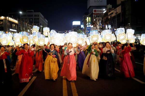 Буддийские верующие несут фонарики во время парада в честь дня рождения Будды в Сеуле. В Южной Корее День рождения Будды официально отмечают с 1975 года - Sputnik Грузия