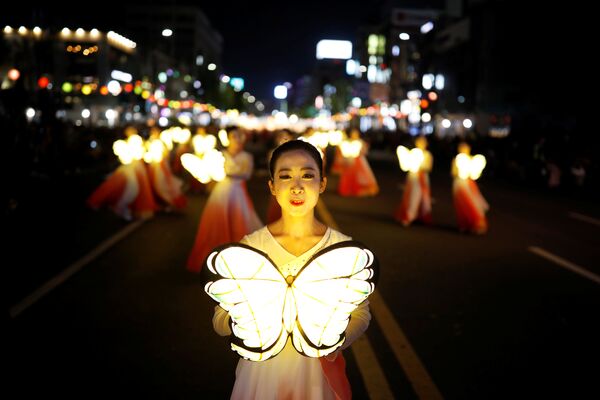 Участница парада в честь Дня рождения Будды держит в руках фонарик в виде бабочки. Сеул, Южная Корея - Sputnik Грузия