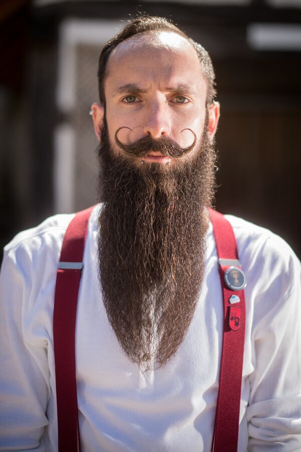 Глядя на такие фото, понимаешь, насколько творчески подходят участники конкурса бород и усов к своей растительности на лице - Sputnik Грузия