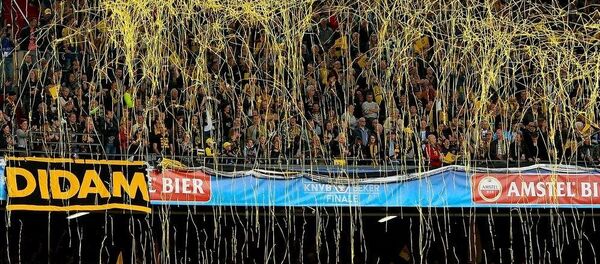 Болельщики клуба Витесс празднуют успех команды Болельщики клуба Витесс празднуют успех команды - Sputnik Грузия