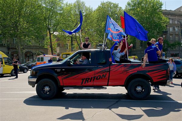 Впереди шествия ехал огромный пикап Ford 250, на котором стояли несколько человек с мегафонами и флагами - Sputnik Грузия