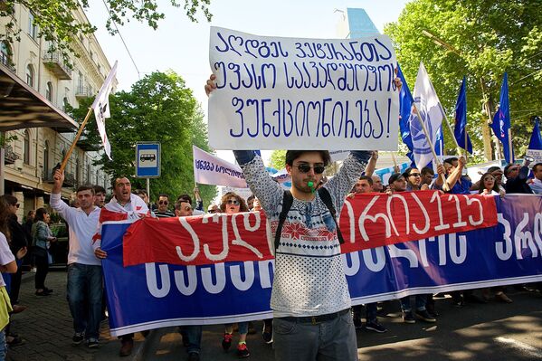 Первомайское шествие собрало более тысячи человек, среди которых были люди самых разных возрастов - но впереди акции шли студенты - Sputnik Грузия