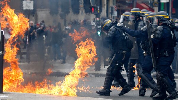 Сотрудников парижской полиции забрасывают коктейлями Молотова во время первомайской демонстрации - Sputnik Грузия