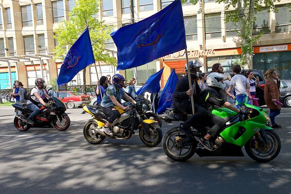 Мотоциклисты с флагами, участвующие в первомайском шествии в Тбилиси, едут по проспекту Руставели - Sputnik Грузия