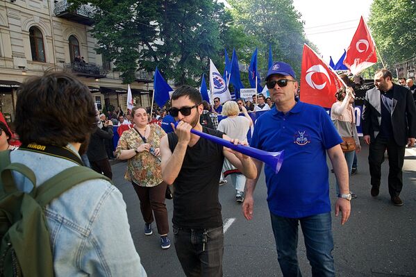 Многие из участников шествия дудели в вувузелы и свистели в свистки - Sputnik Грузия