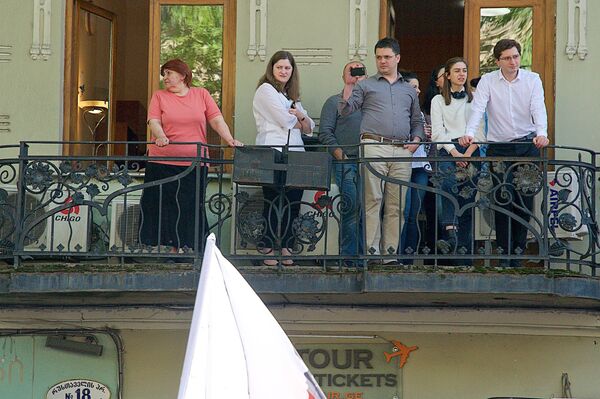 Шумное шествие привлекло к себе внимание многих прохожих. Жители Тбилиси снимали проходящую по проспекту Руставели акцию с балконов домов и из окон своих квартир - Sputnik Грузия
