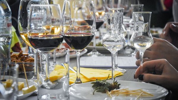Бокалы с красным вином на столе - Sputnik Грузия