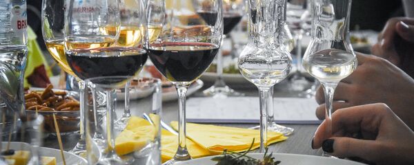 Бокалы с красным вином на столе - Sputnik Грузия