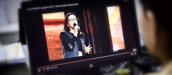 Девушка смотрит на компьютере выступления участников программы X-factor - Sputnik Грузия