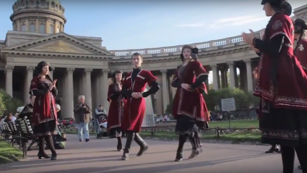 Танец хевсурули на фоне Казанского собора в Санкт-Петербурге - Sputnik Грузия