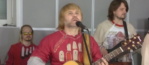 К плечу плечо…: как поют песню Окуджавы в странах Европы и Азии К плечу плечо…: как поют песню Окуджавы в странах Европы и Азии - Sputnik Грузия