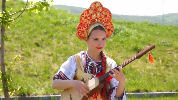 Девушка-оркестр из Бишкека исполняла киргизские народные мелодии на комузе - Sputnik Грузия
