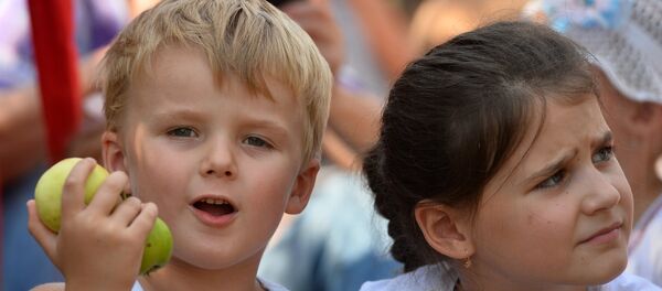 ბავშვი ვაშლით ხელში ბავშვი ვაშლით ხელში - Sputnik საქართველო