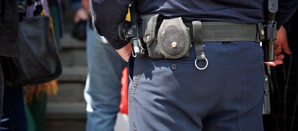 Сотрудники патрульной полиции в форме во время несения службы - Sputnik Грузия