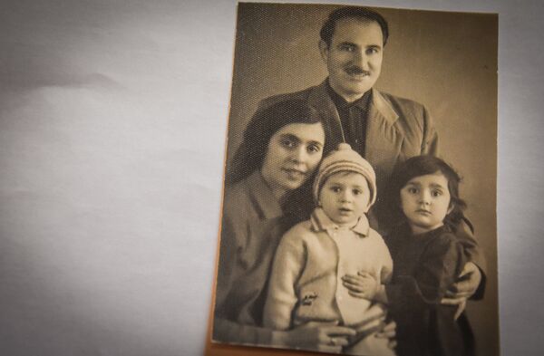 Фотография Иродиона Табатадзе и его семьи Фотография Иродиона Табатадзе и его семьи - Sputnik Грузия