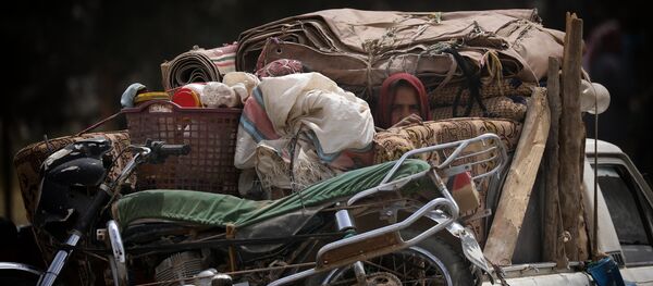 Беженцы покидают пострадавшие во время войны в Сирии районы - Sputnik Грузия