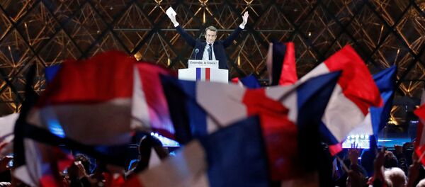 Избранный президент Франции Эммануэль Макрон обращается к своим избирателям на праздничном митинге у Лувра, Париж Избранный президент Франции Эммануэль Макрон обращается к своим избирателям на праздничном митинге у Лувра, Париж - Sputnik Грузия