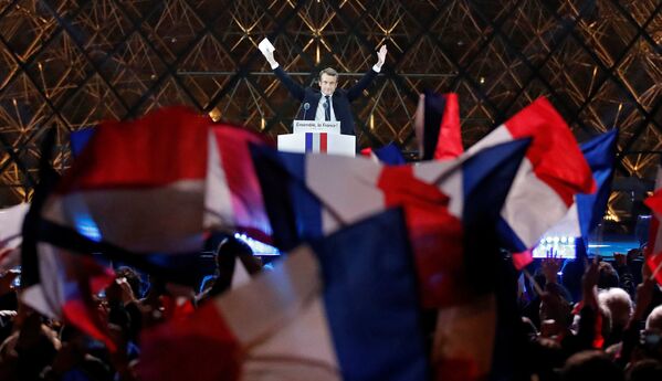 Избранный президент Франции Эммануэль Макрон приветствует своих избирателей на праздничном митинге у Лувра, Париж - Sputnik Грузия