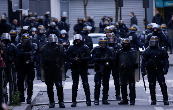 Сотрудники французской полиции в центре Парижа стоят напротив демонстрантов, которые вышли на улицы, выражая протест против объявления Эммануэля Макрона избранным президентом страны после второго тура выборов - Sputnik Грузия