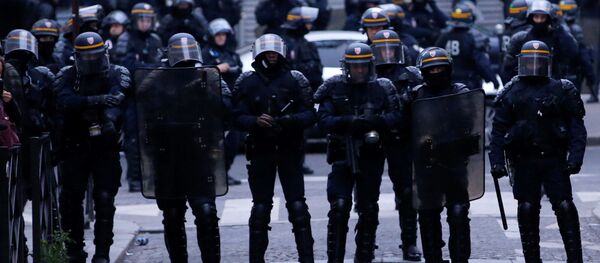 Французская полиция на улицах Парижа  - Sputnik Грузия