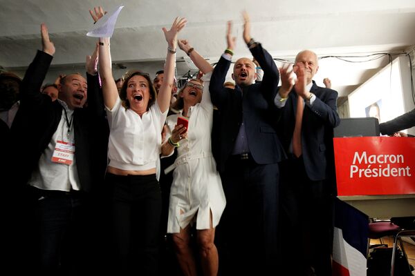 В избирательном штабе Эммануэля Макрона в Марселе его сторонники радуются после объявления предварительных итогов второго тура президентских выборов во Франции - Sputnik Грузия