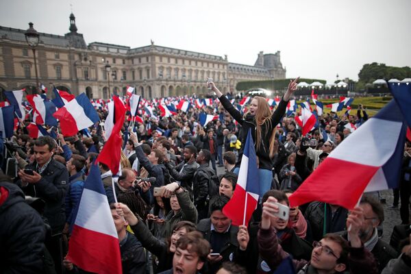 Сторонники избранного президента Франции Эммануэля Макрона отмечают его победу на праздничном митинге в центре Парижа после объявления результатов второго тура президентских выборов - Sputnik Грузия