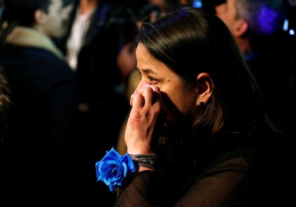 Сторонница кандидата в президенты Франции Марин Ле Пен в ее избирательном штабе плачет после объявления предварительных итогов второго тура выборов, где победу одержал Эммануэль Макрон - Sputnik Грузия