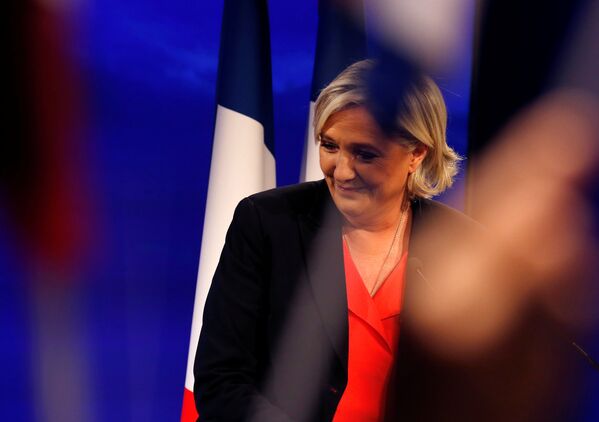 Кандидат от французской Национальной партии Марин Ле Пен признает поражение на выборах президента Франции в своем избирательном штабе в Шато дю Лак в Париже - Sputnik Грузия