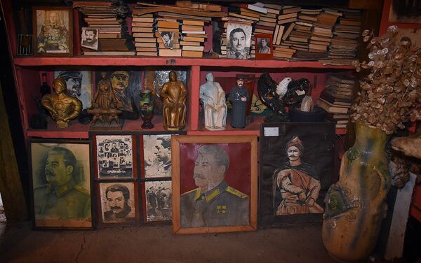 Музей Иосифа Сталина, созданный жителем Ахалсопели Темуром Кунелаури в собственном доме Музей Иосифа Сталина, созданный жителем Ахалсопели Темуром Кунелаури в собственном доме - Sputnik Грузия