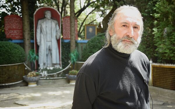 Житель Ахалсопели Темур Кунелаури, который создал в своем доме музей Иосифа Сталина Житель Ахалсопели Темур Кунелаури, который создал в своем доме музей Иосифа Сталина - Sputnik Грузия