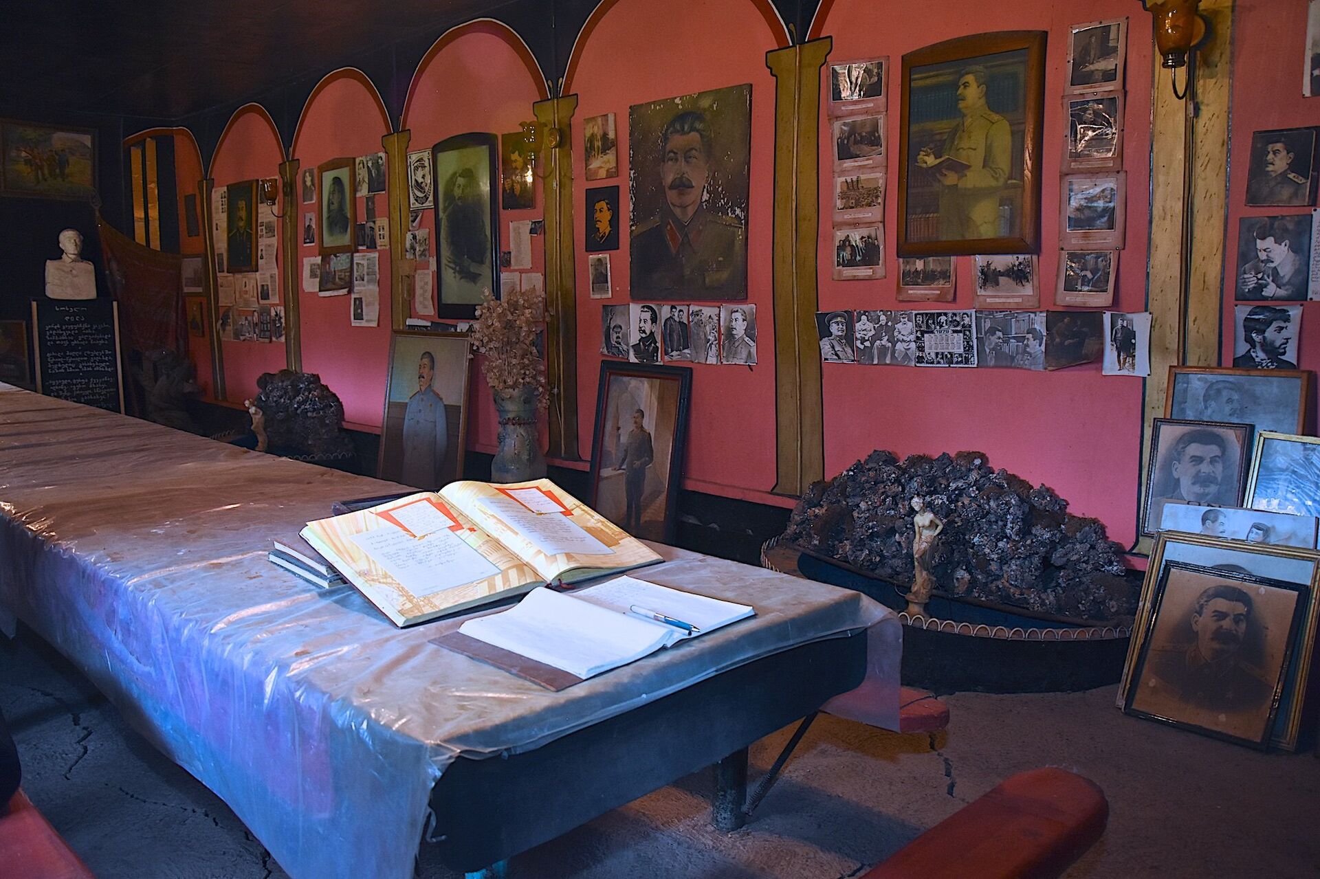 Музей Иосифа Сталина, созданный жителем Ахалсопели Темуром Кунелаури в собственном доме - Sputnik Грузия, 1920, 21.12.2021