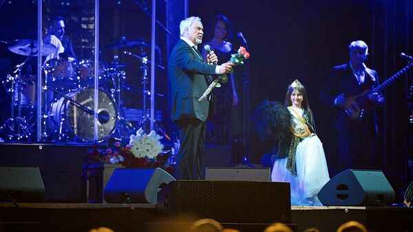Селфи с Меладзе и папаха в подарок: певца поздравили с юбилеем в Тбилиси - Sputnik Грузия