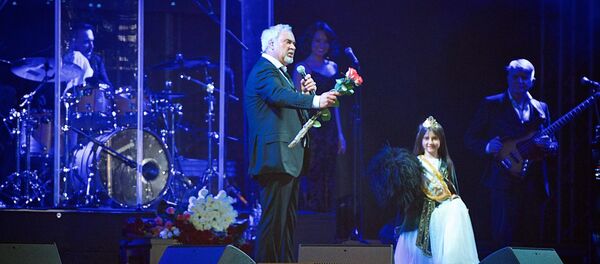 სელფი მელაძესთან და საჩუქრად მიღებული ბოხოხი: თბილისში მომღერალს იუბილე მიულოცეს სელფი მელაძესთან და საჩუქრად მიღებული ბოხოხი: თბილისში მომღერალს იუბილე მიულოცეს - Sputnik საქართველო