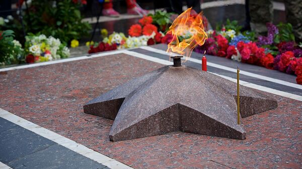 Вечный огонь у могилы Неизвестного солдата в парке Ваке - Sputnik Грузия
