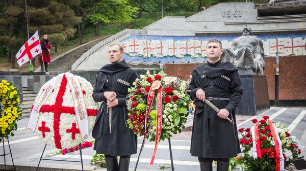 Венки у могилы Неизвестного солдата в Тбилиси от Министерства обороны страны - Sputnik Грузия
