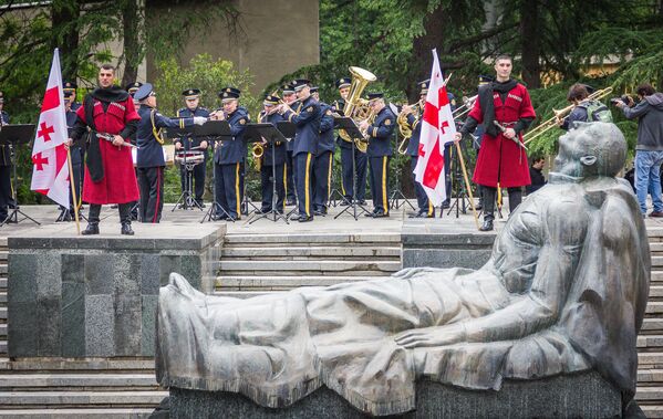 У могилы Неизвестного солдата с утра 9 мая играл оркестр Министерства обороны Грузии, исполняя песни военных лет - Sputnik Грузия