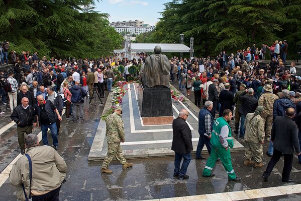 Сотни жителей Тбилиси и гостей грузинской столицы заполнили 9 мая территорию у могилы Неизвестного солдата в парке Ваке, отмечая День Победы - Sputnik Грузия