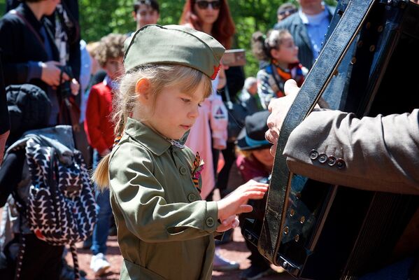 Многие из тех, кто пришел отметить День Победы 9 мая в парк Ваке, привели с собой детей - Sputnik Грузия