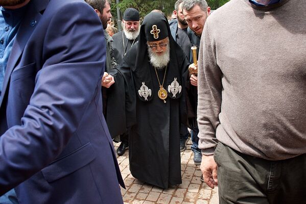 Католикос-Патриарх всея Грузии Илия Второй тоже побывал 9 мая в парке Ваке, где отслужил панихиду у могилы Неизвестного солдата - Sputnik Грузия