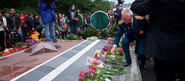 Ветераны возлагают цветы у могилы Неизвестного солдата в парке Ваке в Тбилиси - Sputnik Грузия
