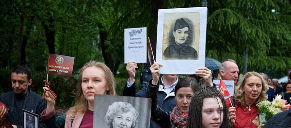 Участники акции Бессмертный полк 9 мая в парке Ваке отмечают День Победы Участники акции Бессмертный полк 9 мая в парке Ваке отмечают День Победы - Sputnik Грузия