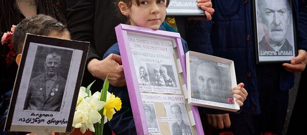 Участники акции Бессмертный полк 9 мая в парке Ваке отмечают День Победы - Sputnik Грузия
